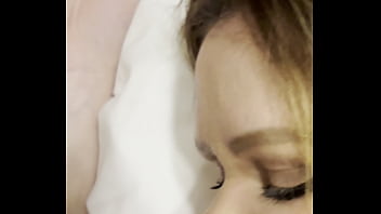 Dj brisa mamando deitadinha até engasgar