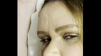 Dj brisa mamando deitadinha até engasgar