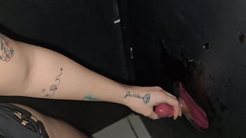 Levei minha namorada no gloryhole mas o pau do cara era tão pequeno que eu tive que comer ela