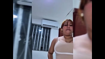 Le meto los dedos en el hermoso y grande culo moreno a esta puta venezolana