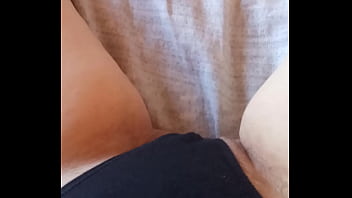 Gretala in slip neri e pelosa