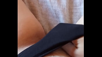 Gretala in slip neri e pelosa