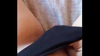 Gretala in slip neri e pelosa