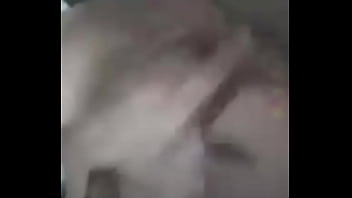 Ella siente sus dedo en su vagina