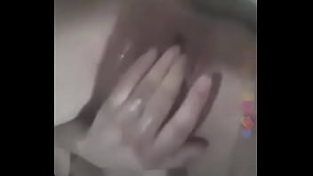 Ella siente sus dedo en su vagina