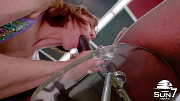 A safada ficou impressionada com a grossura do pau do gringo e resolveu chupar e dar apenas o cuzinho apertado pra ele