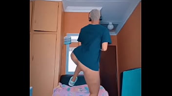 J'ai surpris mon bb sa chambre entrain de faire ça