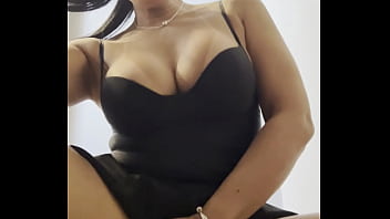 Morena safada na escada