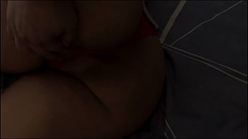 Llega en la madrugada tan b que ni se da cuenta de lo que le estoy haciendo pero le gusta