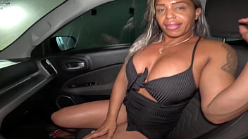 Passeio sem fodi a buceta greluda da anny no carro
