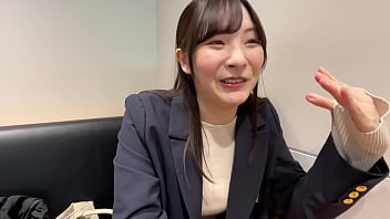 パート1【自らの痴態でお小遣いを稼ごうとする倫理観ぶっ飛び系美人が初ハメ撮り】彼氏のチ●ポだけじゃ満足できない…涼しげな顔してムッツリちゃんがカメラにオナニー見せつけ浮気チ●ポをオネダリ！彼氏とセフレに抱かれまくった神くびれ&ぷりっぷりの美尻を責め立てるコスプレ&ハメ撮りセックス！【あまちゅあハメrec＃ユイ＃ol】