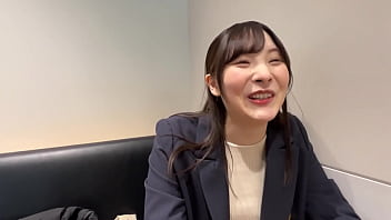 パート1【自らの痴態でお小遣いを稼ごうとする倫理観ぶっ飛び系美人が初ハメ撮り】彼氏のチ●ポだけじゃ満足できない…涼しげな顔してムッツリちゃんがカメラにオナニー見せつけ浮気チ●ポをオネダリ！彼氏とセフレに抱かれまくった神くびれ&ぷりっぷりの美尻を責め立てるコスプレ&ハメ撮りセックス！【あまちゅあハメrec＃ユイ＃ol】