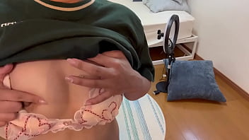 ライブ配信終わったらオナニーするって決めてた女子大生。やっぱりおまんこ触ると気持ちいい