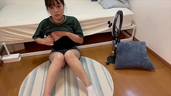 ライブ配信終わったらオナニーするって決めてた女子大生。やっぱりおまんこ触ると気持ちいい