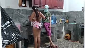 A Empregada Peituda Faz Uma Deliciosa Masturbação Enquanto Prepara O Jantar Na Cozinha thumbnail