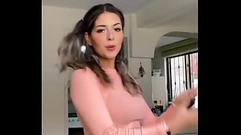 Chica baila rico y se le marca la vagina