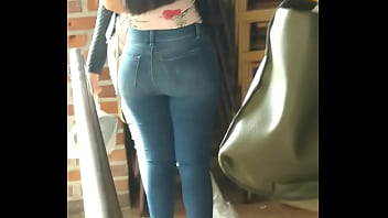 Culazo esperando para entrar al restaurante