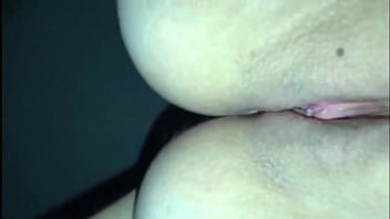 Esposa puta dando para amigo sem camisinha e tomando gozada dentro