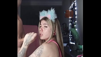 Novinha toma leitinho quente no rostinho antes de dormir