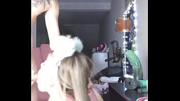 Novinha toma leitinho quente no rostinho antes de dormir