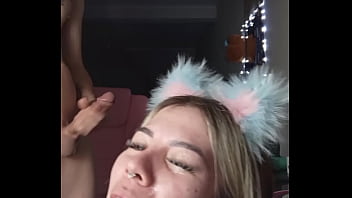 Novinha toma leitinho quente no rostinho antes de dormir