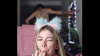 Novinha toma leitinho quente no rostinho antes de dormir