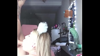 Novinha toma leitinho quente no rostinho antes de dormir