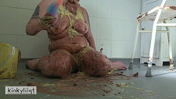 Kinkylilqt squashes a cake with her ass and fucks herself