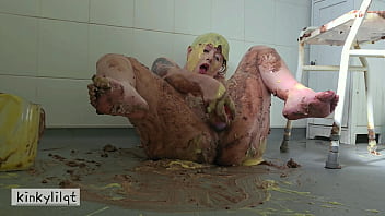 Kinkylilqt squashes a cake with her ass and fucks herself