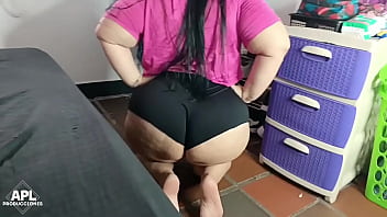 Pongo a la puta de mi madrastra a que se arrodille y me busque los zapatos mientras yo me toco mi verga para follarla parte 1