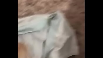 Oliendo las bragas usadas