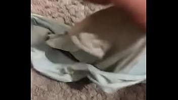 Oliendo las bragas usadas