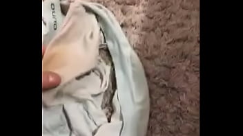 Oliendo las bragas usadas