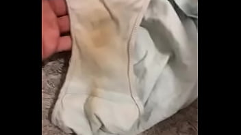 Oliendo las bragas usadas