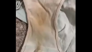 Oliendo las bragas usadas