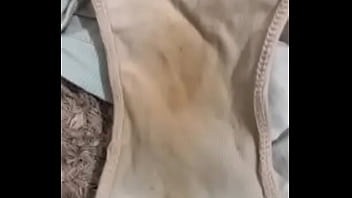 Oliendo las bragas usadas