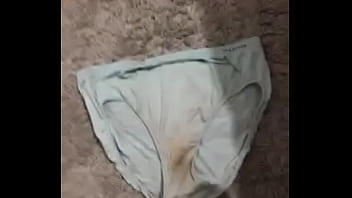 Oliendo las bragas usadas