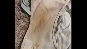 Oliendo las bragas usadas