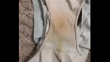 Oliendo las bragas usadas