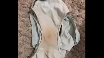 Oliendo las bragas usadas