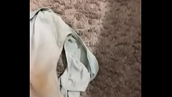 Oliendo las bragas usadas