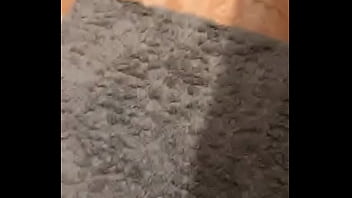 Oliendo las bragas usadas