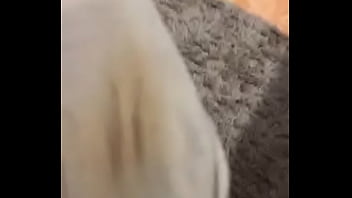 Oliendo las bragas usadas