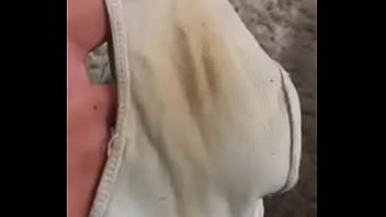 Oliendo las bragas usadas