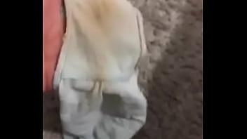 Oliendo las bragas usadas