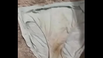 Oliendo las bragas usadas Oliendo las bragas usadas