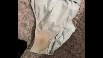 Oliendo las bragas usadas