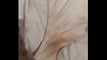 Oliendo las bragas usadas