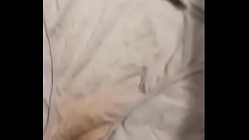 Oliendo las bragas usadas