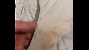 Oliendo las bragas usadas